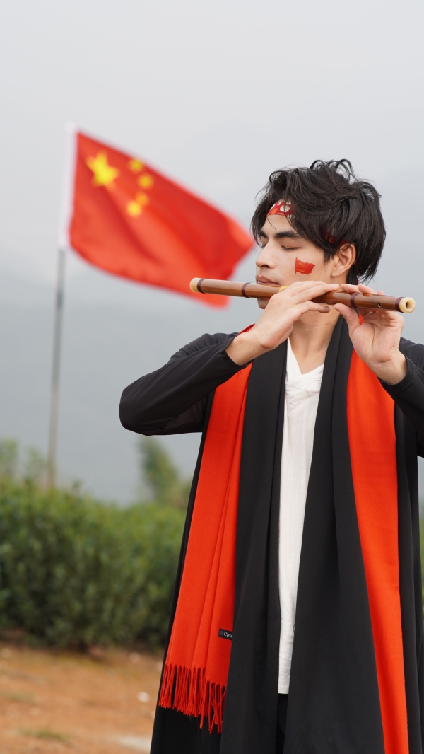 贺建在山顶拍吹笛子的视频